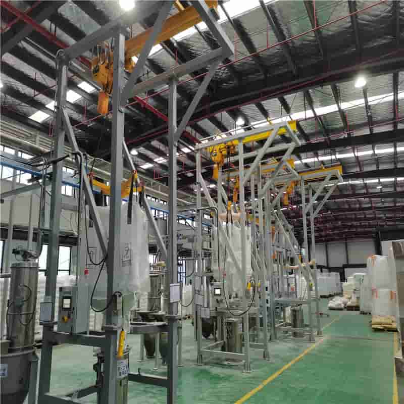 The electric chain hoist is installed in the unpacking machine workshop