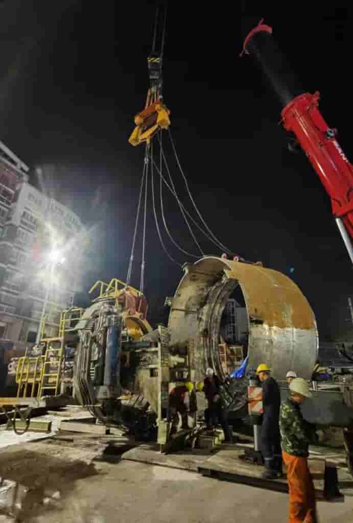 Electric chain hoist used in subway construction