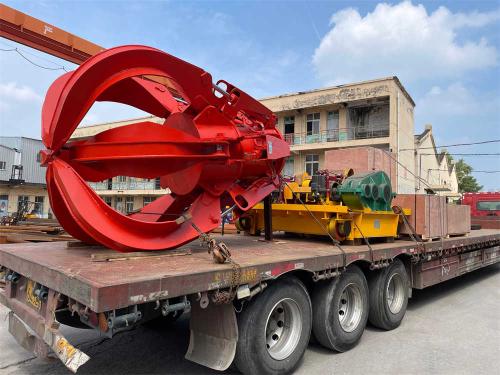 QD-electric-double-girder-bridge-crane-is-loaded-and-transported-to-the-port-1