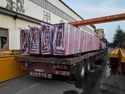 QD-electric-double-girder-bridge-crane-is-loaded-and-transported-to-the-port-2