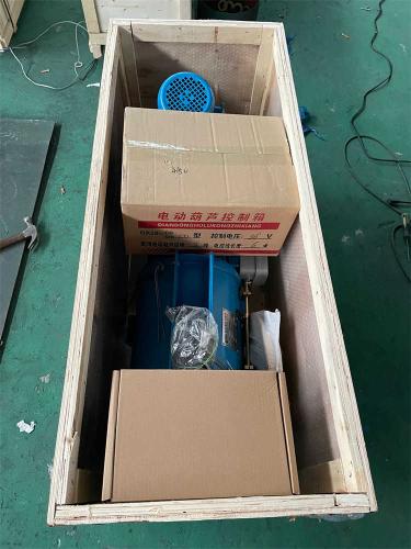 2-tons-of-electric-wire-rope-hoist-packing-3