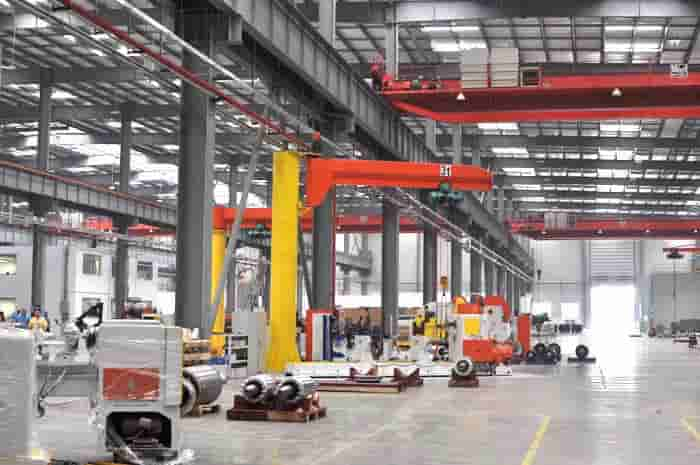 Slewing pillar jib crane