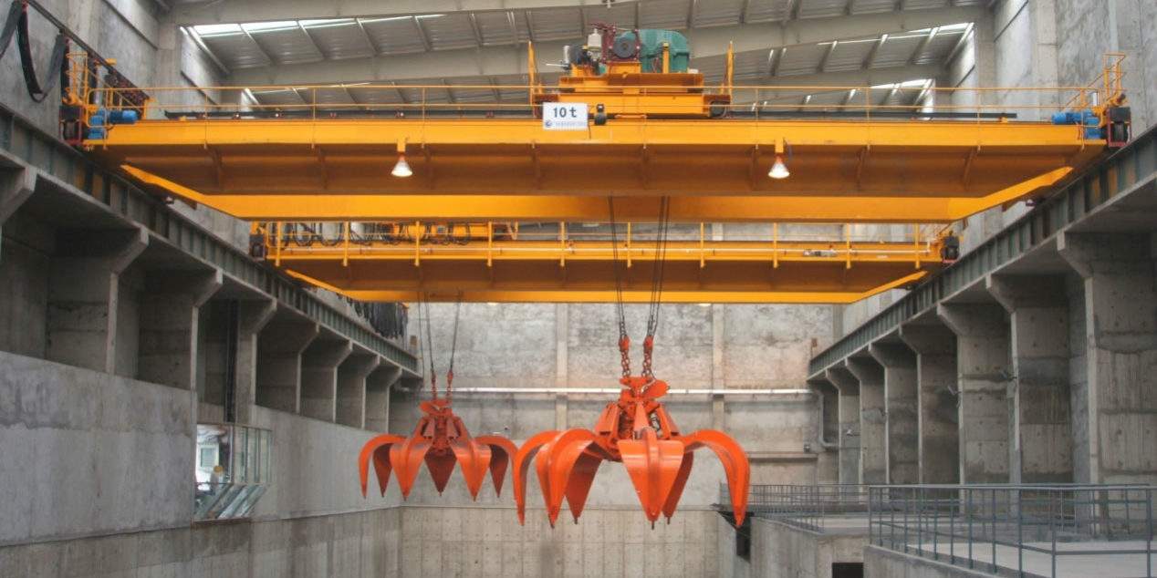 Pabrik pupuk di Vietnam dengan grab crane