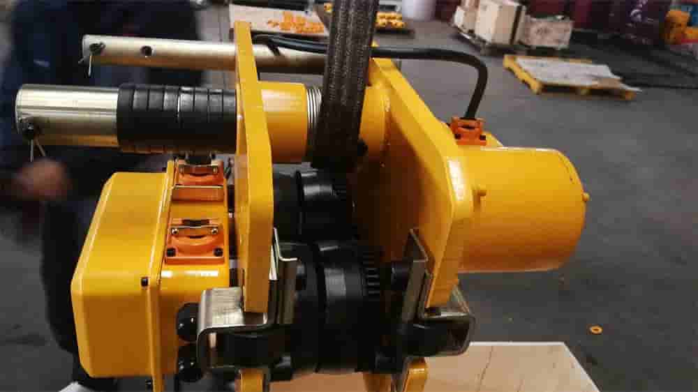 7.5 ton electric chain hoist is being assembled (3)