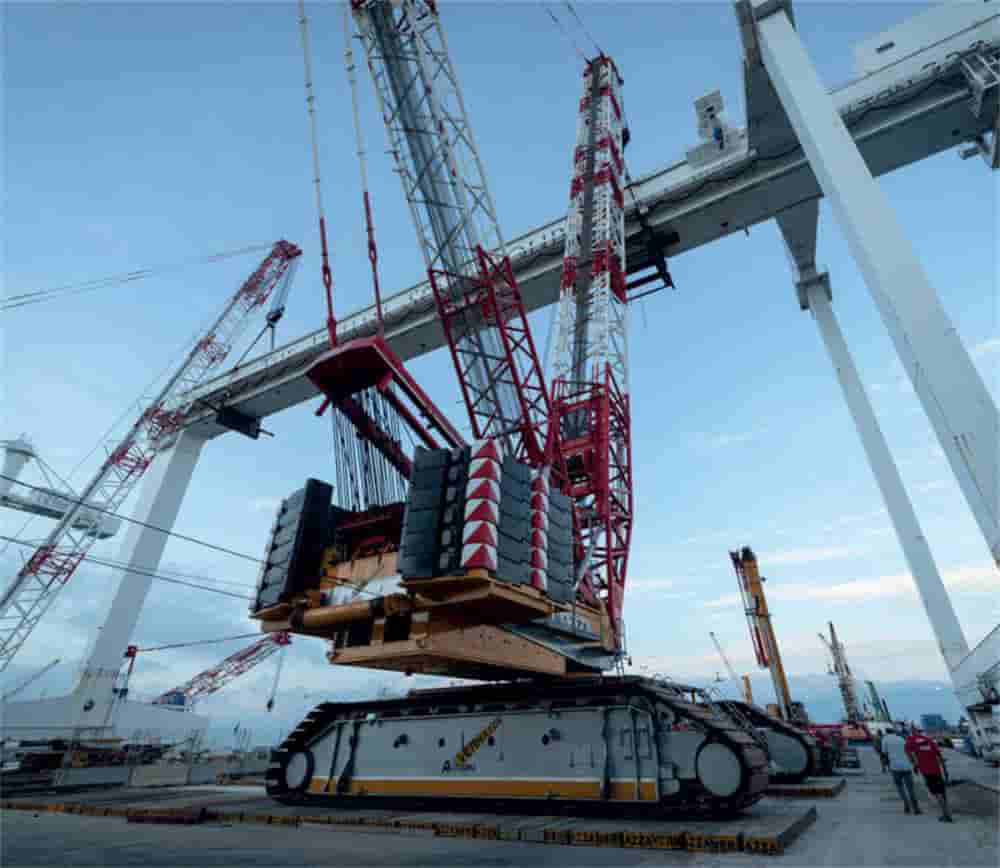 Tadano dismantling the 46m-high gantry crane in Marina Di Carrara.