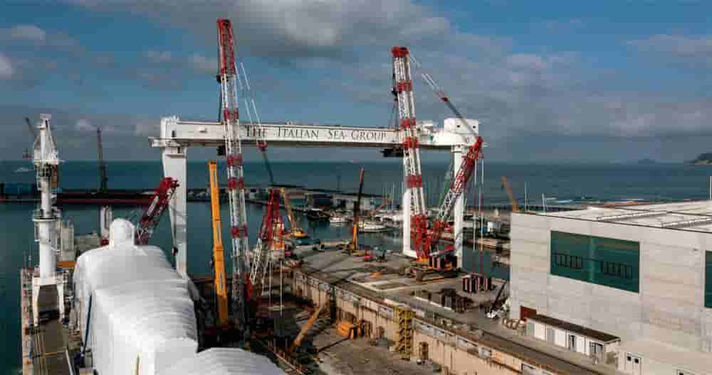 Tadano helps to remove a giant gantry crane at The Itaian Sea Group.