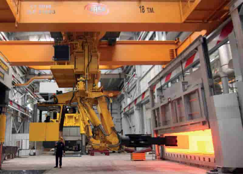 The Jaso cranes in operation at the Irizar Forge plant. (2)