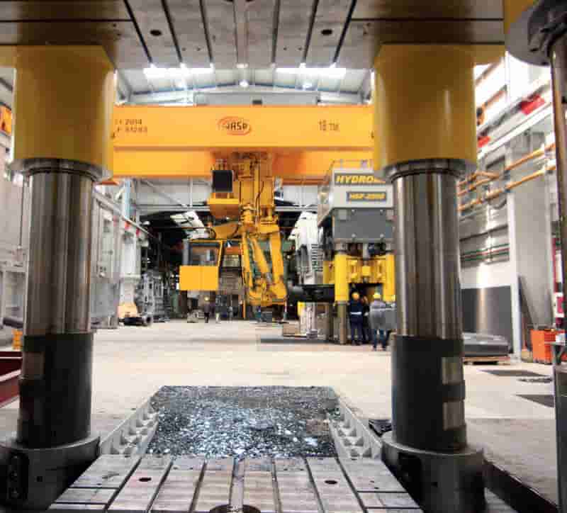 The Jaso cranes in operation at the Irizar Forge plant.