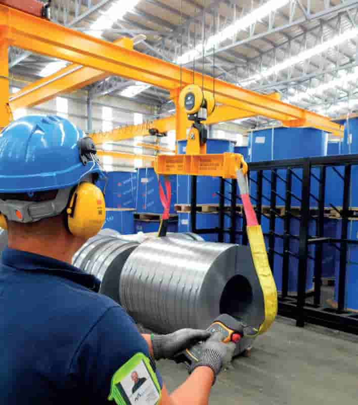 With Tele Radio’s ergonomic wireless control system, the operator can control the crane and load from