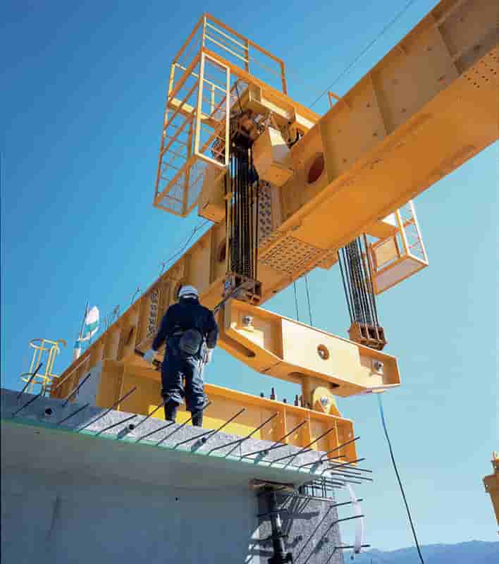 overhead cranes are used in construction