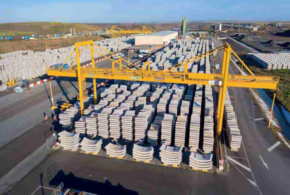 Eilbeck gantry cranes lift concrete segments for the Melbourne Metro.