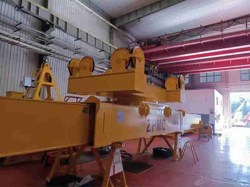 container spreader