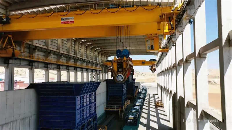Bridge crane in metallurgical plant