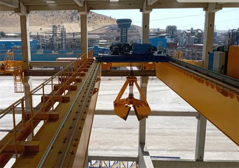 Grab bridge crane in metallurgical plant