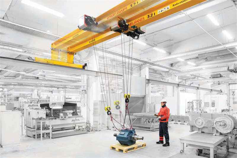 Konecranes’ anti-sway system centring a load before Overhead crane lifting