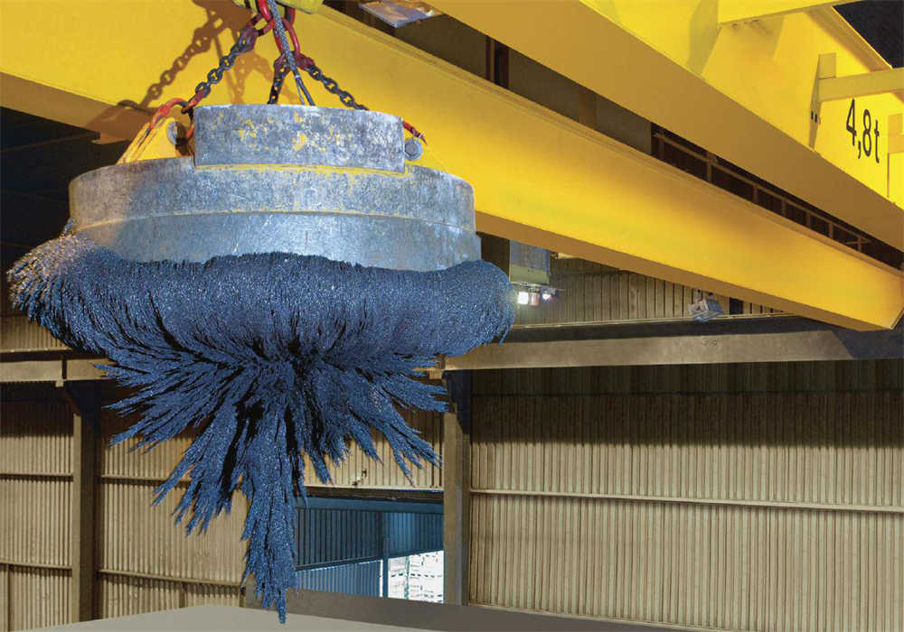 Casting crane with round magnet