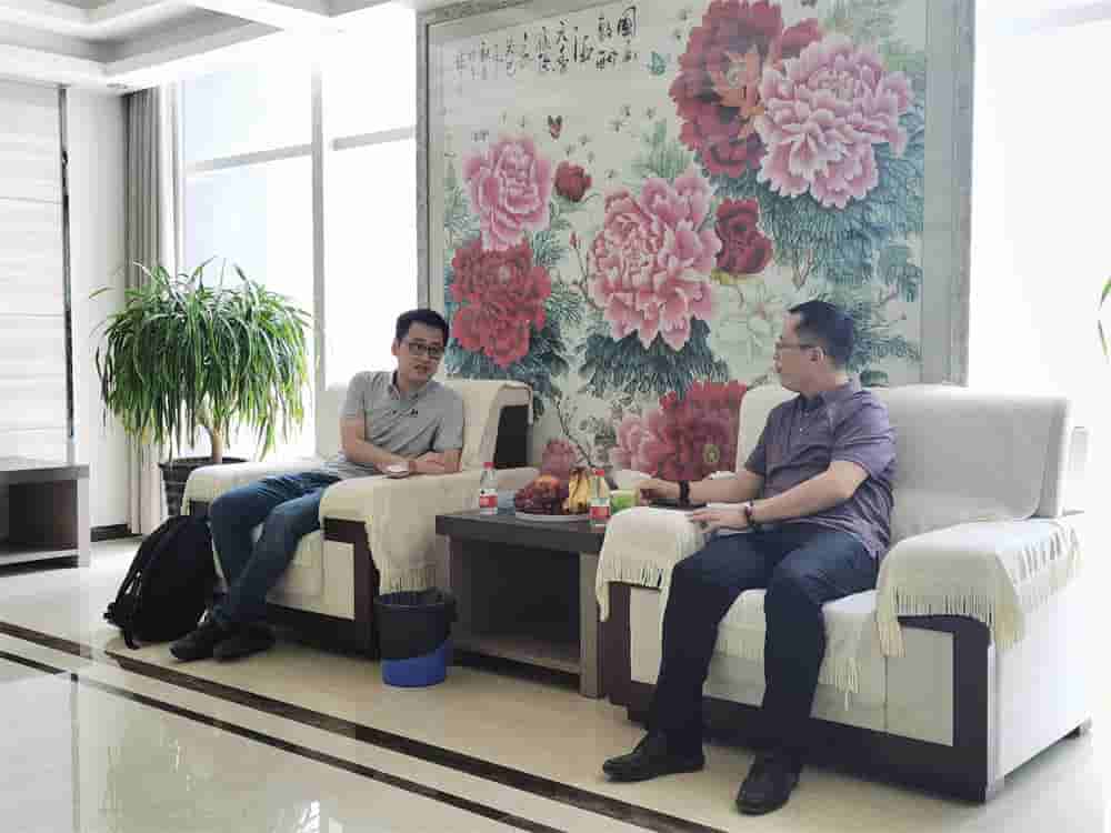 Purchasing representatives take photos with company leaders