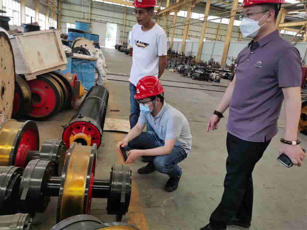 Purchasing representatives visit the factory