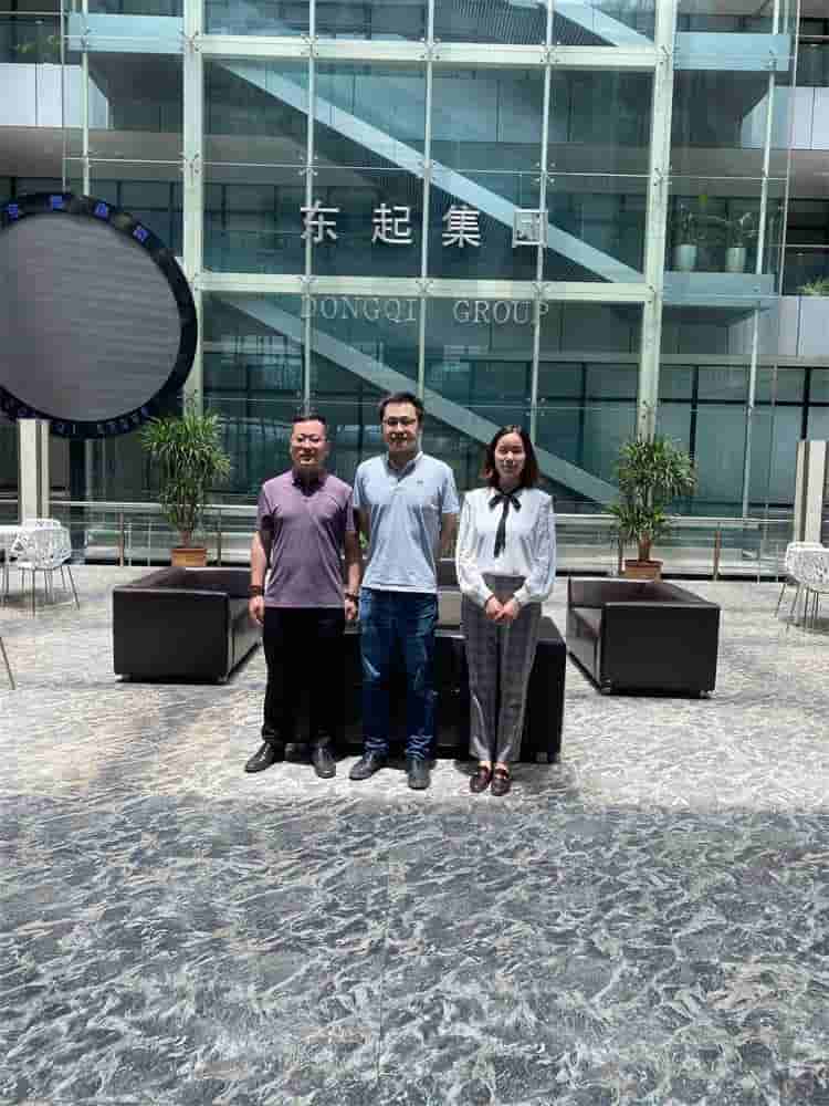 Purchasing representatives take photos with company leaders