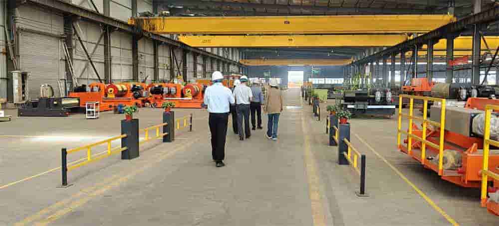 Customers from Malaysia visit Dongqi Crane Group factory (2)