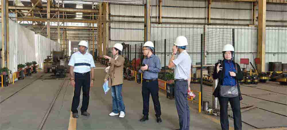 Customers from Malaysia visit Dongqi Crane Group factory (2)