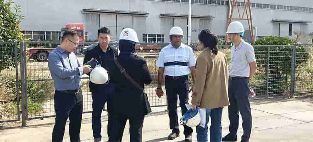 Customers from Malaysia visit Dongqi Crane Group factory (2)