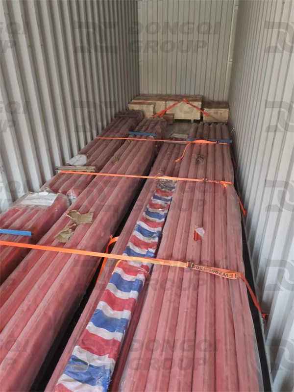 Load the goods into the container and reinforce them 