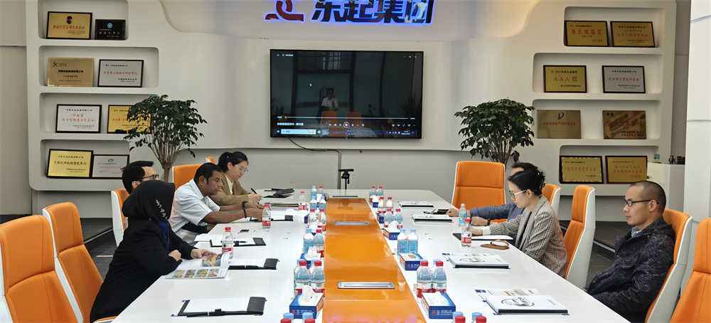 Negotiating cooperation with Malaysian clients in the conference room (1)