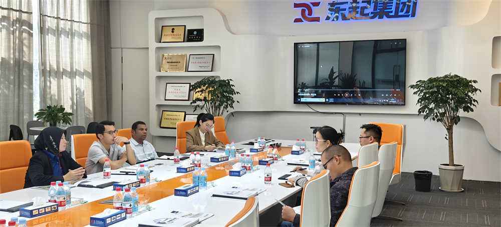 Negotiating cooperation with Malaysian clients in the conference room (1)