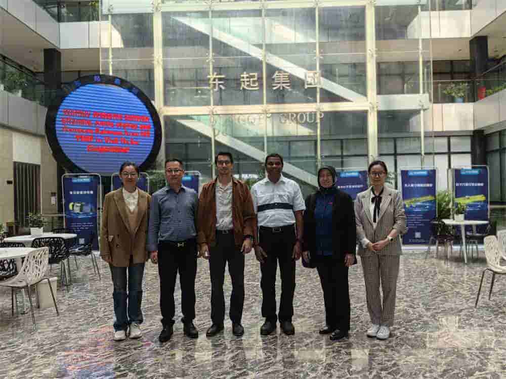 Take a photo with Malaysian clients as a souvenir