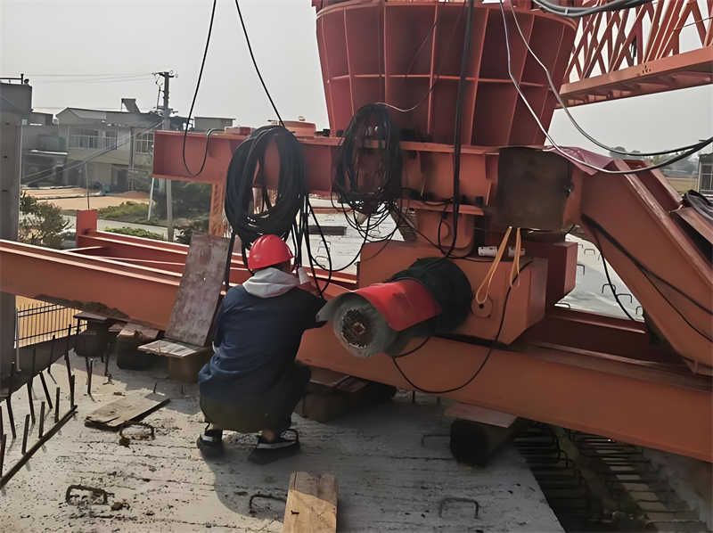 Inspection of metal structures and mechanical components of overhead cranes