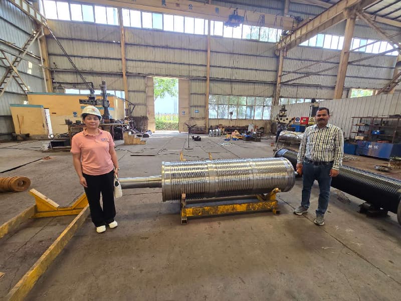 The Pakistani customer visited our factory and inspected the bridge crane they had customized at our facility