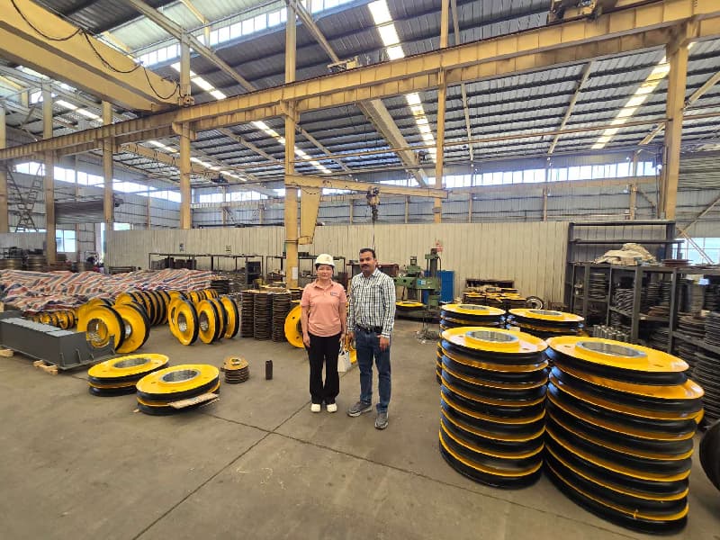 The Pakistani customer visited our factory and inspected the bridge crane they had customized at our facility