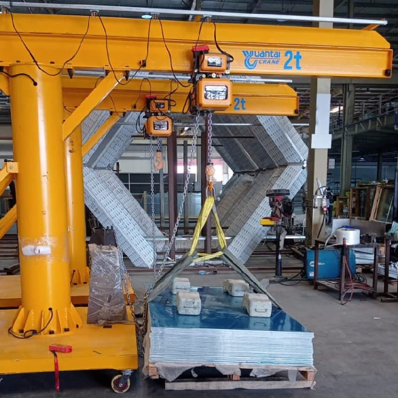 A 2-ton mobile jib crane at a factory in Qatar.