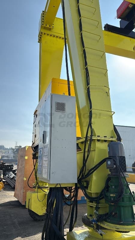 Detailed display of a 30-ton RTG crane