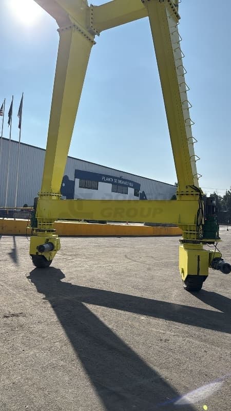 Detailed display of a 30-ton RTG crane