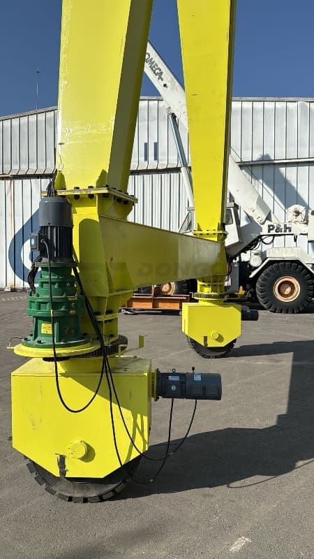 Detailed display of a 30-ton RTG crane