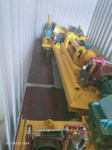 Overhead-crane-electric-flat-car-and-accessories-are-reinforced-inside-a-container-8